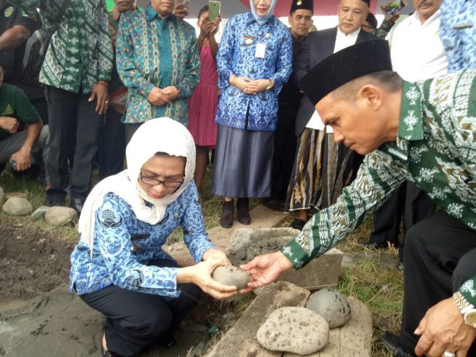 Hadiri Peletakkan Batu Pertama Pembangunan STAINU, Yasti : Pemkab Akan HIBAHKAN Rp 1 Miliar