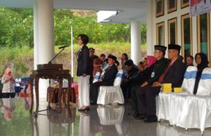 Bupati Serahkan Duplikat Bendera Merah Putih