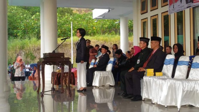 Bupati Serahkan Duplikat Bendera Merah Putih