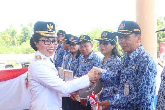 Bupati Serahkan Akreditasi Puskesmas dan Bantuan Operasional Ambulance dan Roda Dua