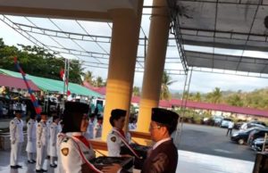 Wabup Terima Bendera Merah Putih dari Paskibraka