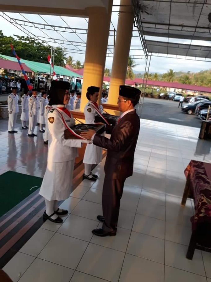 Wabup Terima Bendera Merah Putih dari Paskibraka