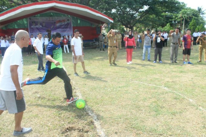 Buka Turnamen Futsal Antar SKPD, Sekda Bolmong Hattrick Saat Melawan SJB