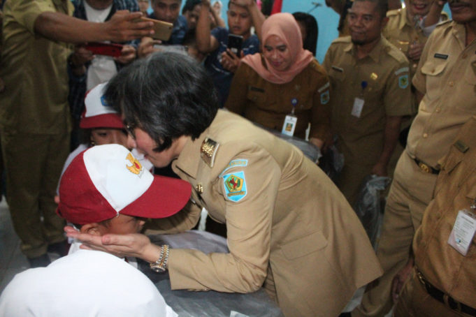 Bupati Bolmong Serahkan Seragam dan Perlengkapan Sekolah Untuk Siswa Siswi SD, SMP Se Kabupaten Bolaang Mongondow