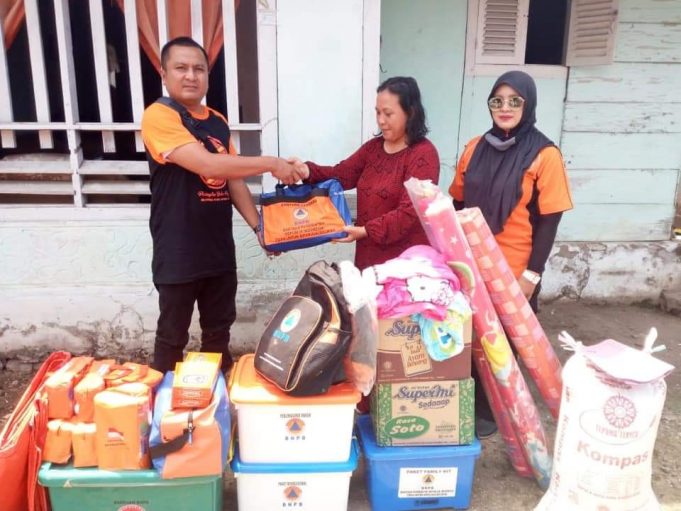 Pemkab Bolmong Serahkan Bantuan logistik ke Warga Desa Maelang Pasca Gelombang Air Laut Pasang