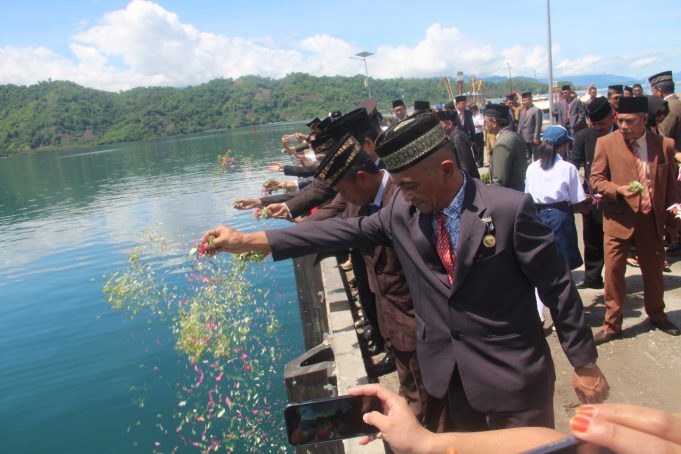 Hari Pahlawan, Pemkab Bolmong Larung Bunga ke Laut