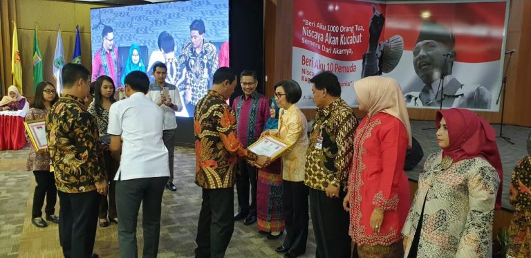 Bupati Bolmong Dapat Kepercayaan Lakukan Pelepasan Tanda Peserta di Diklat Kepemimpinan