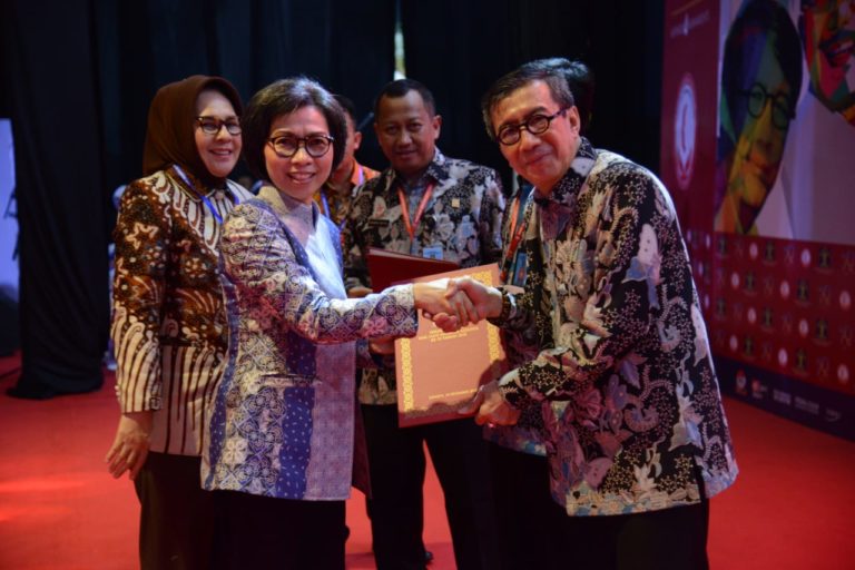 Bupati Bolmong Terima Penghargaan Dari Kemenkumham RI