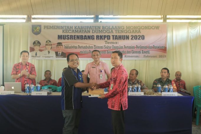 Balai TN-BNW Salurkan Buku Panduan Bidang Kehutanan