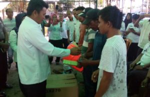 Sekda Serahkan Bantuan ke 23 Kelompok Nelayan Tangkap di Bolmong