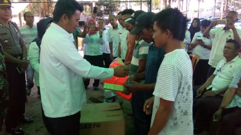 Sekda Serahkan Bantuan ke 23 Kelompok Nelayan Tangkap di Bolmong