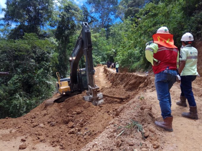 Tim Gabungan Buka Akses Jalan Menggunakan Alat Berat Ke Lokasi Longsor Tambang Bakan