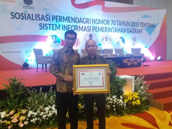 Pemkab Bolmong Terima penghargaan dari Mendagri