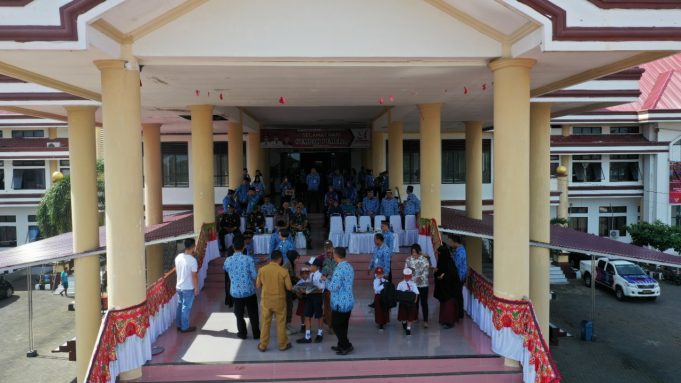 Bupati Bolmong Serahkan Seragam Gratis