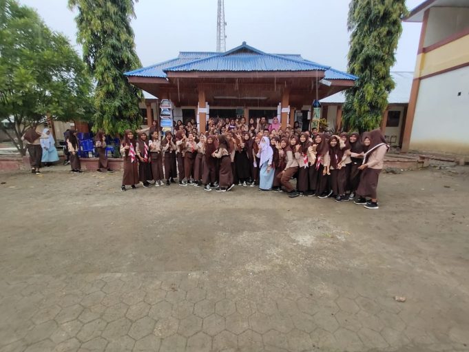 DP3A Gelar Edu_Aksi di SMP 1 Lolak dan SMA 1 Lolak