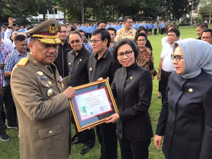 Bupati Bolmong Terima Penghargaan K3 dari Gubernur Sulut