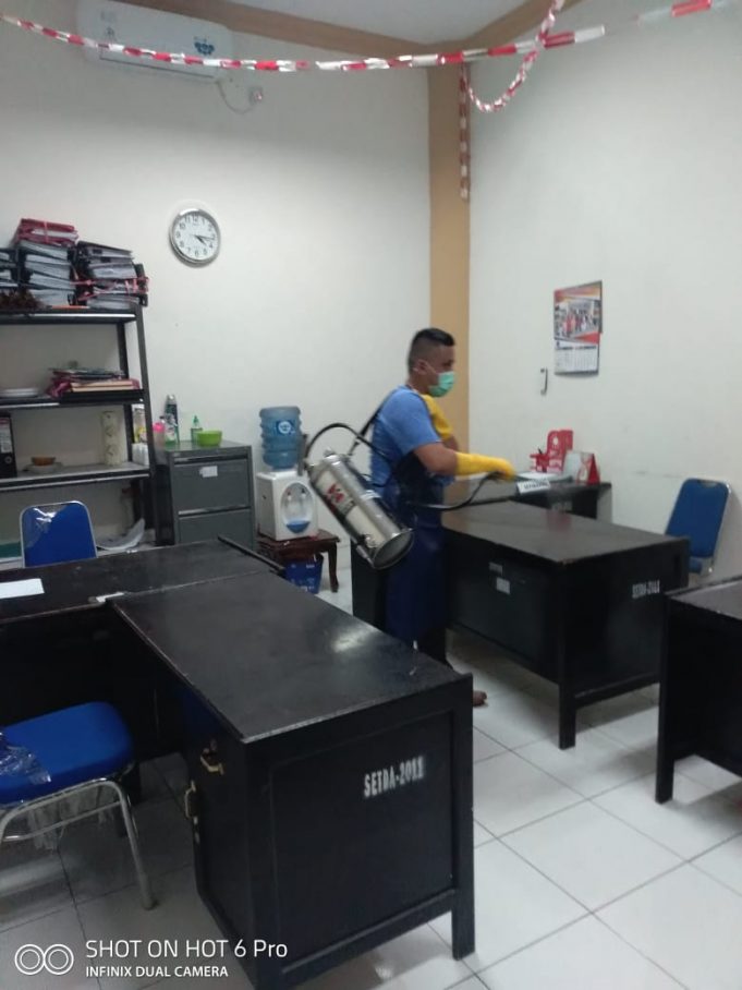 Dinkes Bolmong Lakukan Penyemprotan Disinfektan di Kantor Bupati