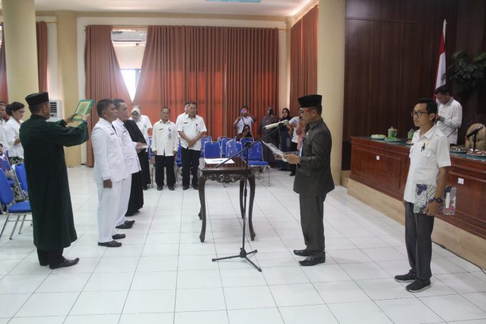 Bupati Lantik Sangadi Motabang dan Dumoga