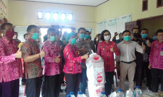 DKP dan Dinsos Bolmong Salurkan 3040 Paket Sembako BPNT Di Dumoga Bersatu