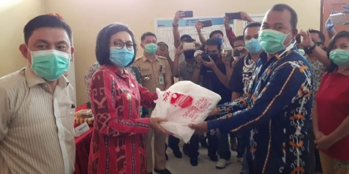 Bupati Bolmong Serahkan Bantuan Bahan Pokok Di Dumoga Raya