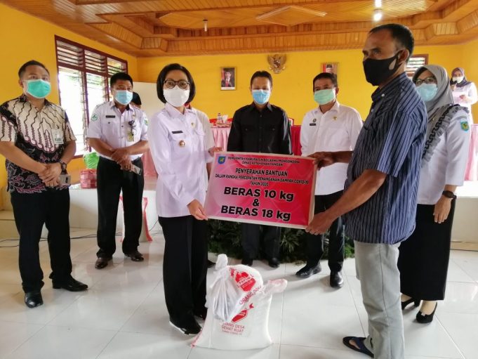 Bupati dan Wakil Bupati Serahkan Bansos Di 6 Kecamatan Dumoga