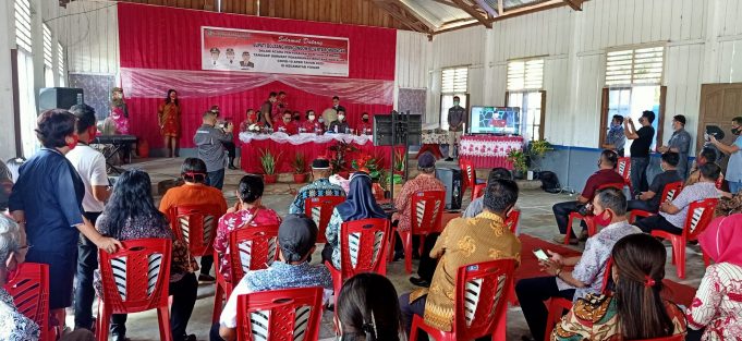 Bupati Ikut Upacara Hari Kesaktian Pancasila Melalui Vidcon Saat Penyerahan Bansos Di Desa Tiberias
