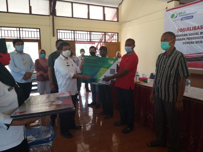 Ribuan Petani Bolmong Terima BPJS Ketenagakerjaan dan Kartu Tani