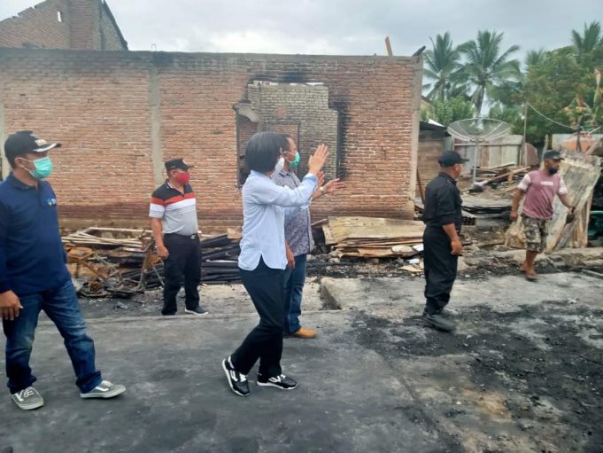 Bupati Bolmong Serahkan Langsung Bantuan Korban Kebakaran Rumah