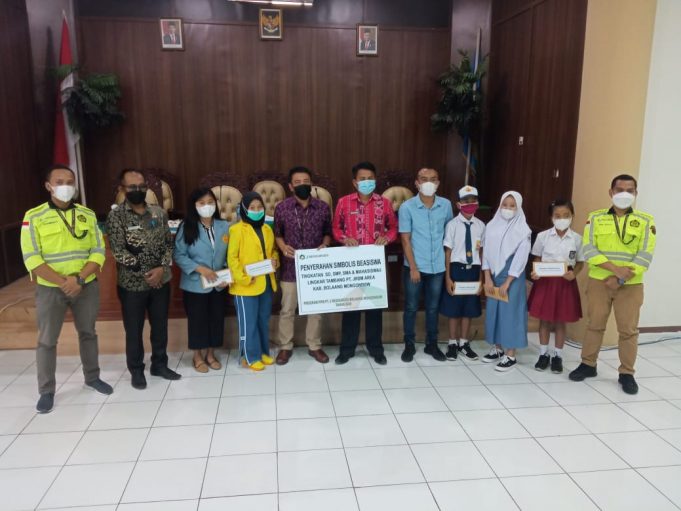 Pemkab Bolmong Serahkan Beasiswa Untuk Pelajar Lingkar Tambang PT. JRBM