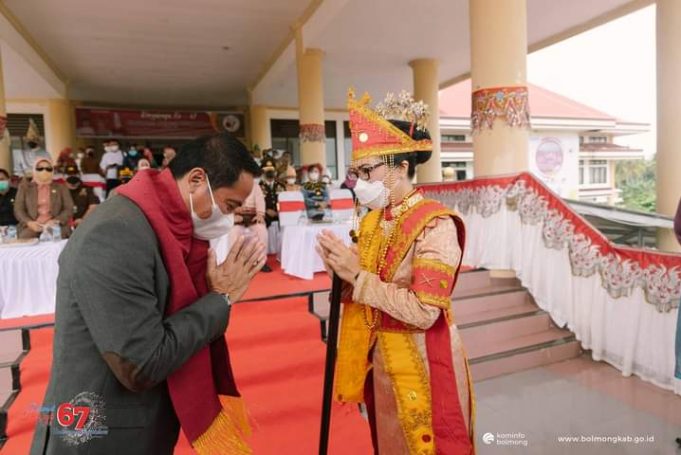 Bupati Launching Kain Serat Nenas Inde Dou Saat HUT Bolmong ke 67