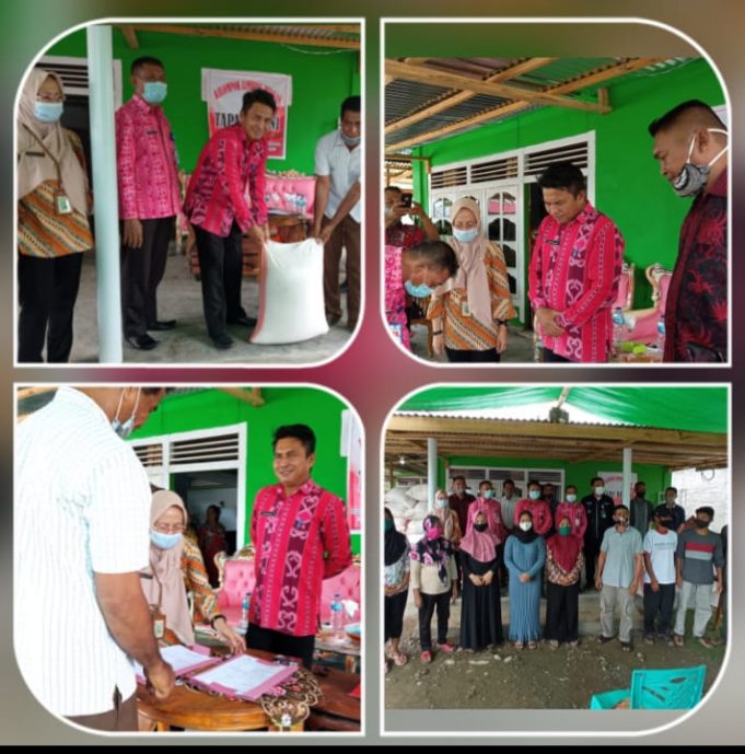 Sekda Bolmong kembali Serahkan Bantuan Pengisian Lumbung Pangan Desa di Konarom