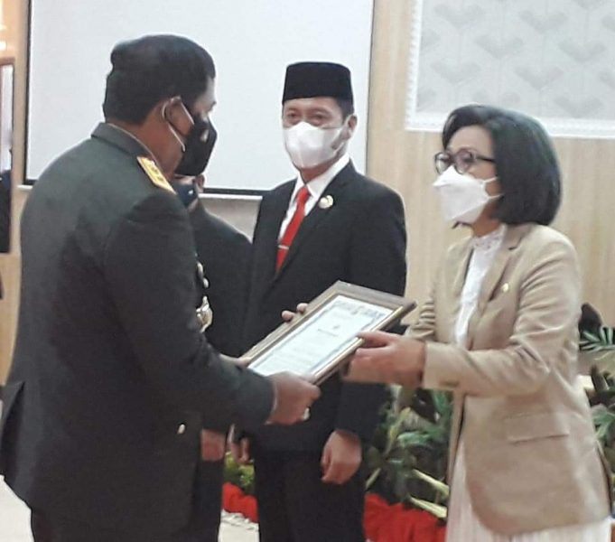 Di Hari Bayangkara Bupati Bolmong Terima Penghargaan Dari Kapolda Sulut