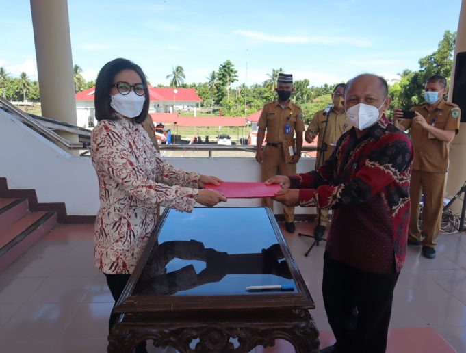 Bupati Bolmong Serahkan Dana Hibah Untuk UDK