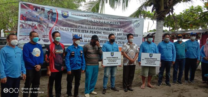 Pemkab Bolmong Gelar Pelatihan Penggunaan Alat Tangkap Pancing Modern dan Penyerahan Bantuan Alat tangkap Kepada Nelayan