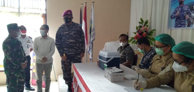 Wakil Bupati Dampingi Danlantamal tinjau Serbuan Vaksinasi Maritim Di Inobonto