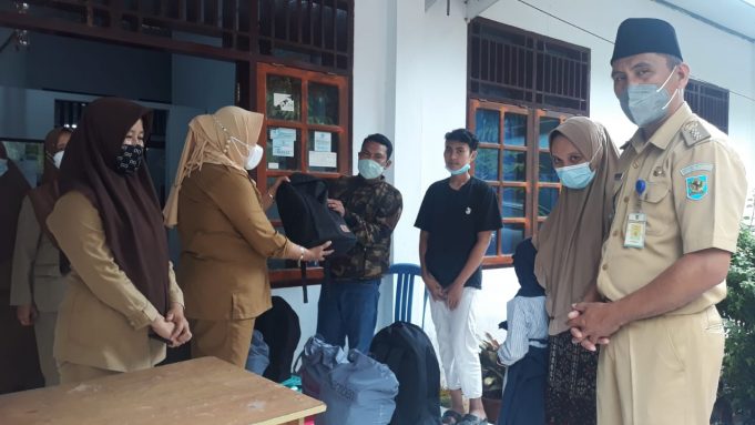 DP3A Bolmong Berikan Bantuan Kepada Anak Yatim Orangtuanya Meninggal Akibat Covid 19