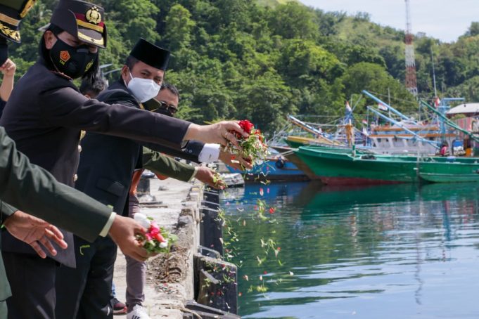 Peringati Hari Pahlawan, Pemkab Bolmong Gelar Acara Pelarungan Dan Tabur Bunga Di Pelabhan Labuang Uki