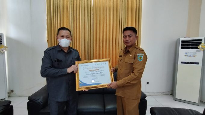 Pemkab Bolmong Terima Penghargaan Dari BPS Sulut