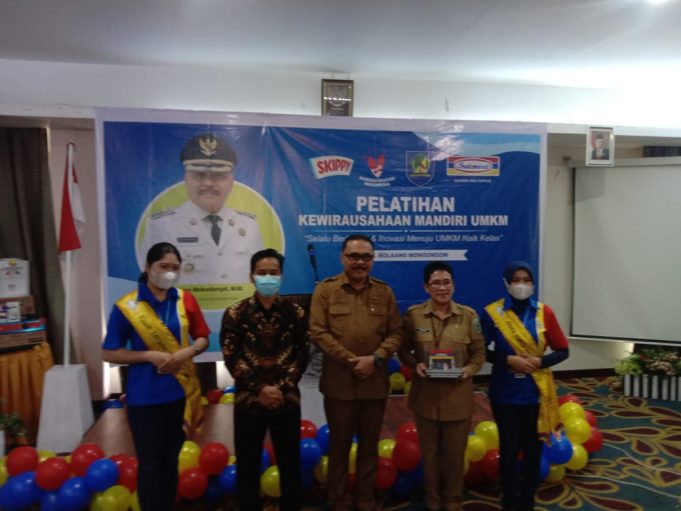Penjabat Bupati Bolmong Limi Mokodompit tandatangani MoU bersama PT. Indomarco Prismatama.