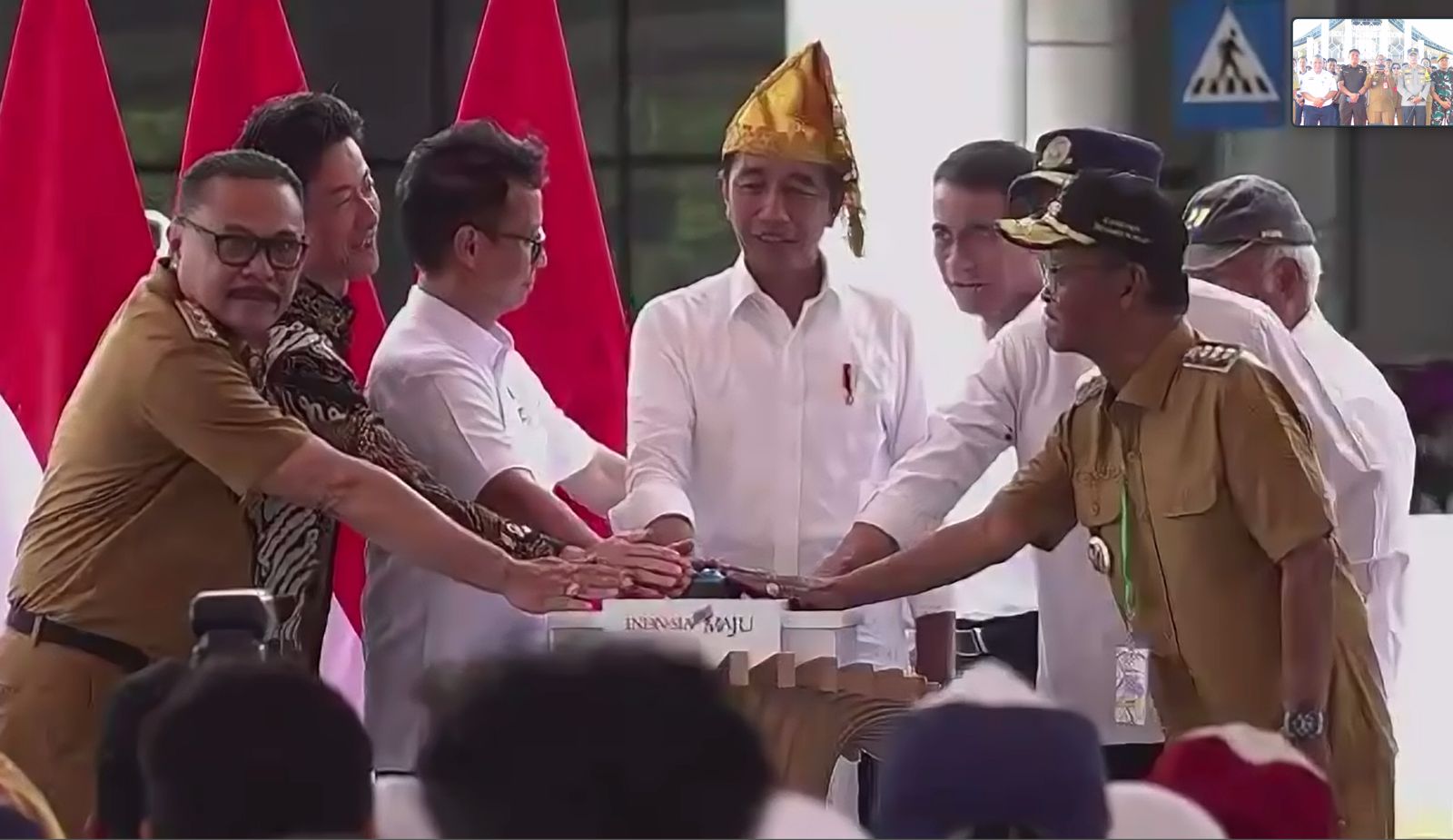 President Jokowi didampingi  Pj Bupati Limi Mokodompit resmikan Bandara Udara Bolaang Mongondow